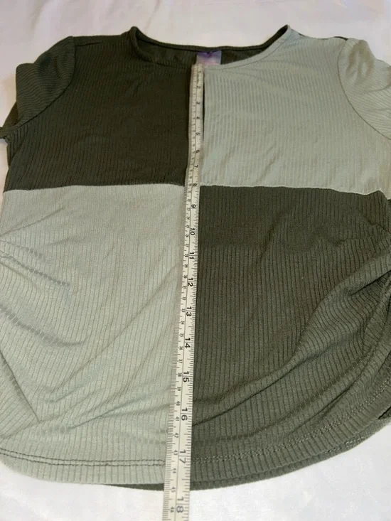 No Boundaries Olive & Light Olive Colorblock Side-Ruched Crop Top - Picture 4 of 6